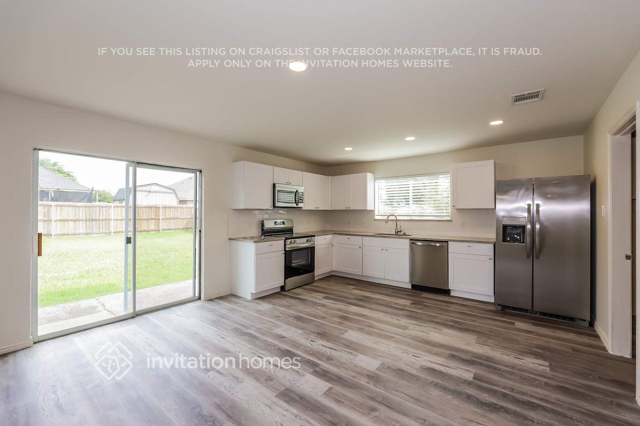 215 Equestrian Dr - Photo 6 of 18