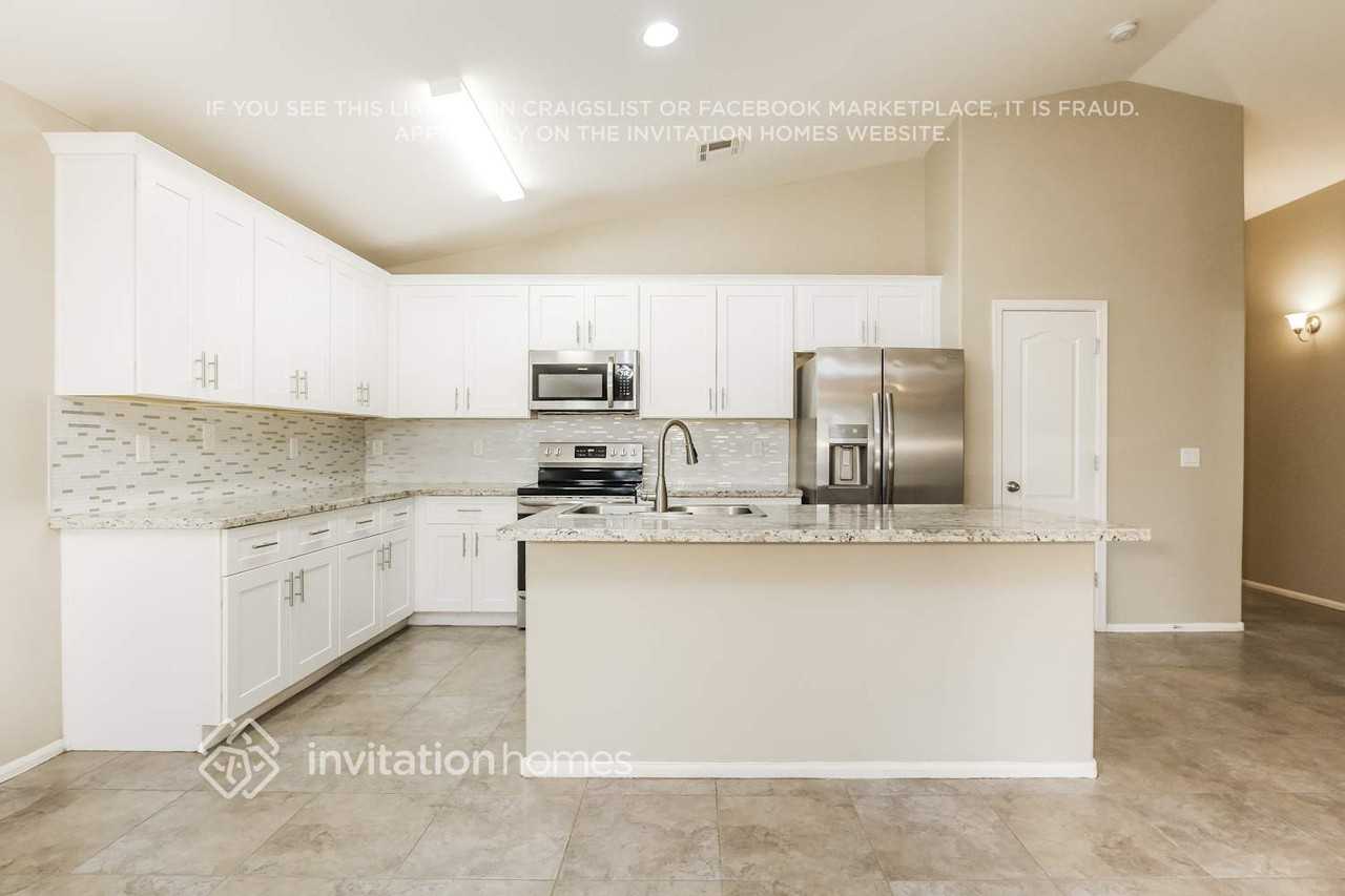 2231 S 101st Dr - Photo 4 of 17