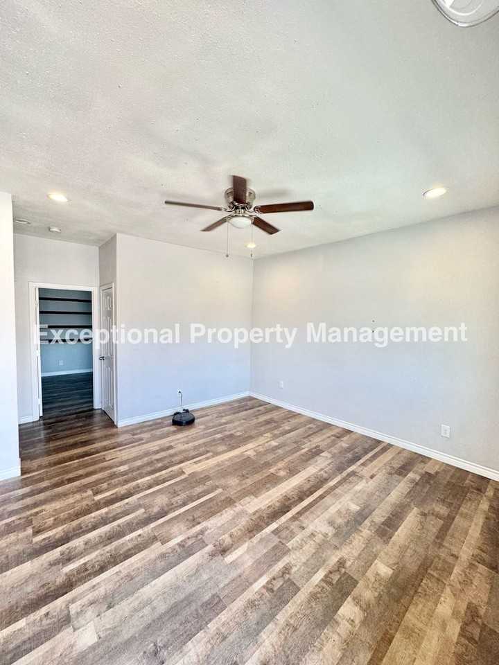 246 E 27th St #B - Photo 2 of 8