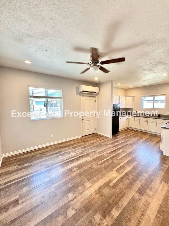 246 E 27th St #B - Photo 3 of 8