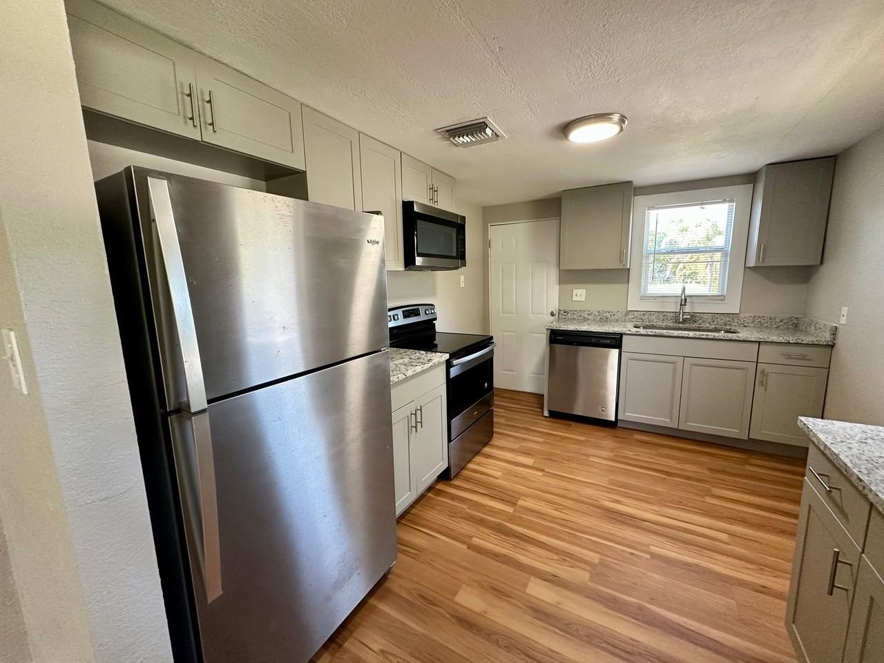 902 Canal Dr - Photo 7 of 24