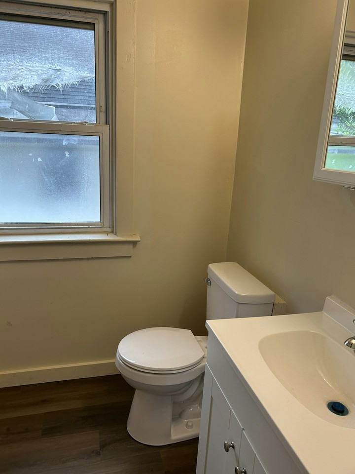 844 Saint Agnes Ave - Photo 3 of 33