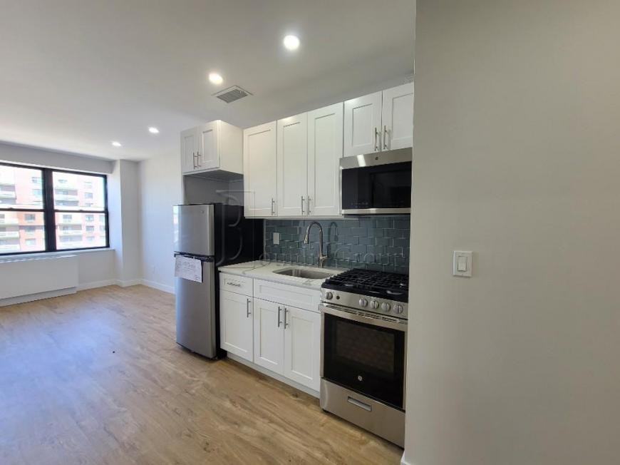 5812 Queens Blvd - Photo 2 of 10