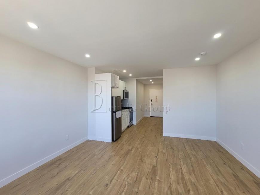 5812 Queens Blvd - Photo 3 of 10
