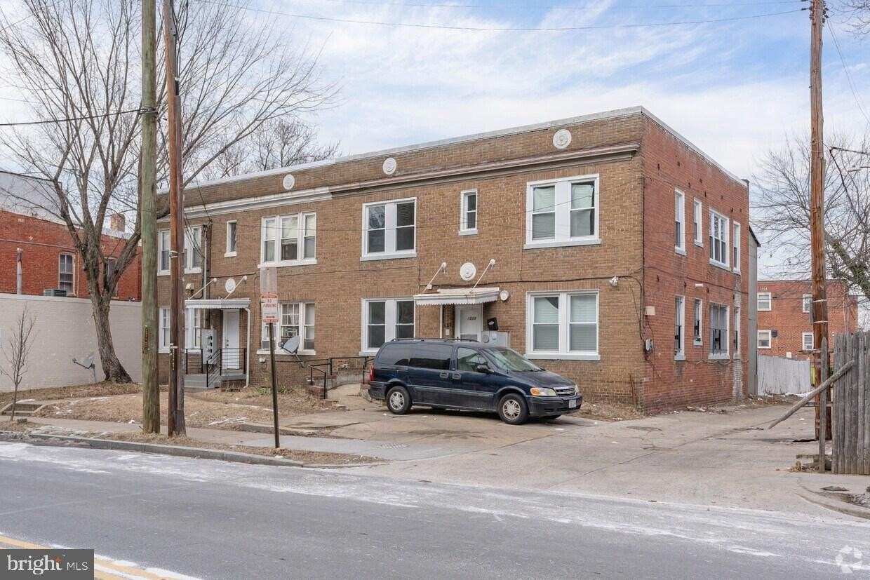 1528 Marion Barry Ave Se
