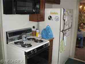 20401 Parkview Ave - Photo 3 of 10