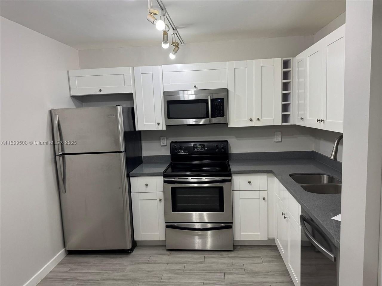 721 N Pine Island Rd #201 - Photo 5 of 23