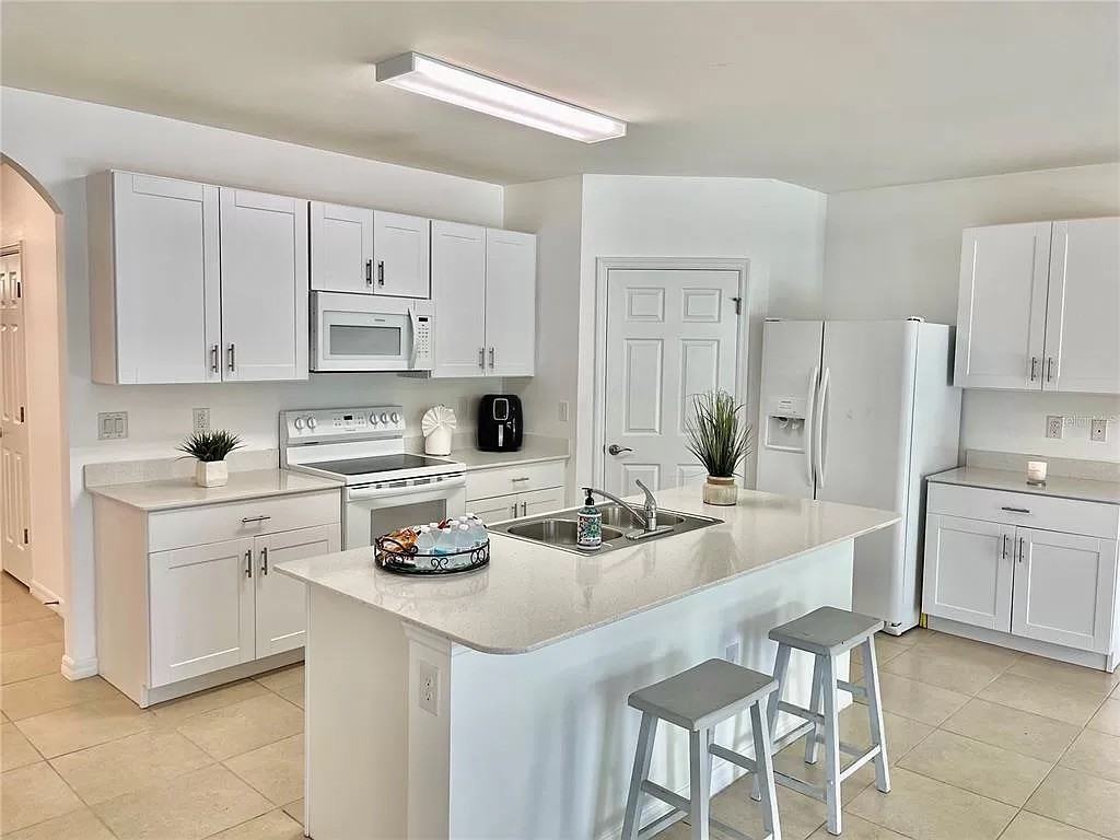 17304 Phlox Dr - Photo 4 of 27