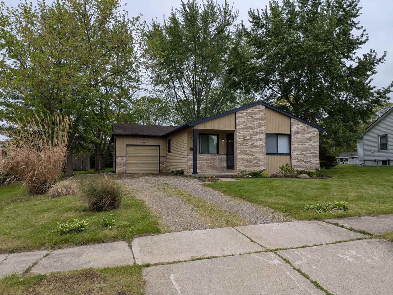 549 S Elm St - Photo 3 of 22