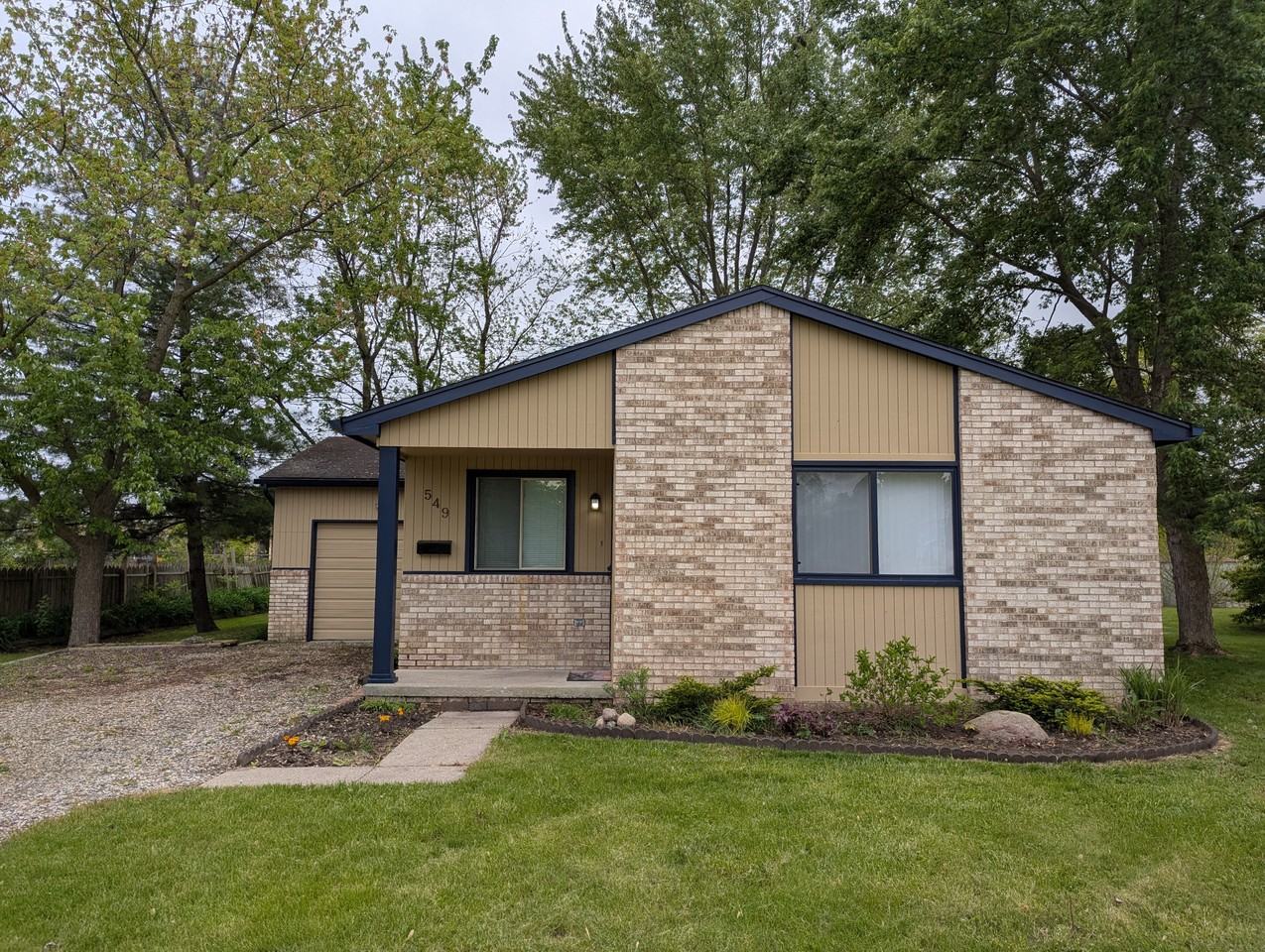 549 S Elm St - Photo 4 of 22