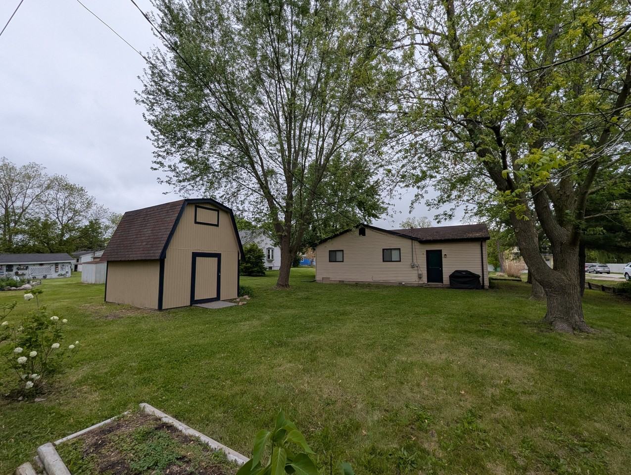 549 S Elm St - Photo 5 of 22