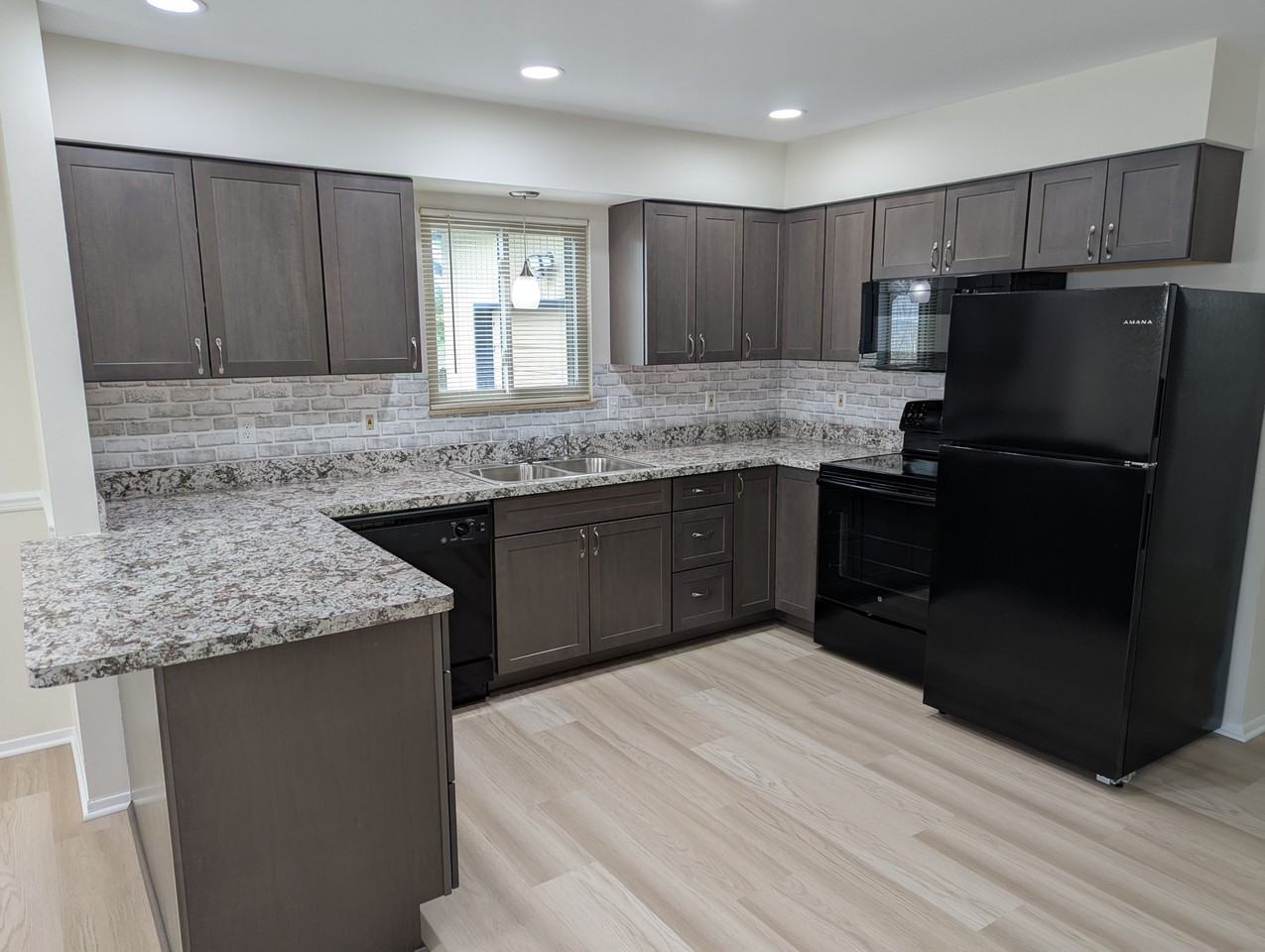 549 S Elm St - Photo 7 of 22