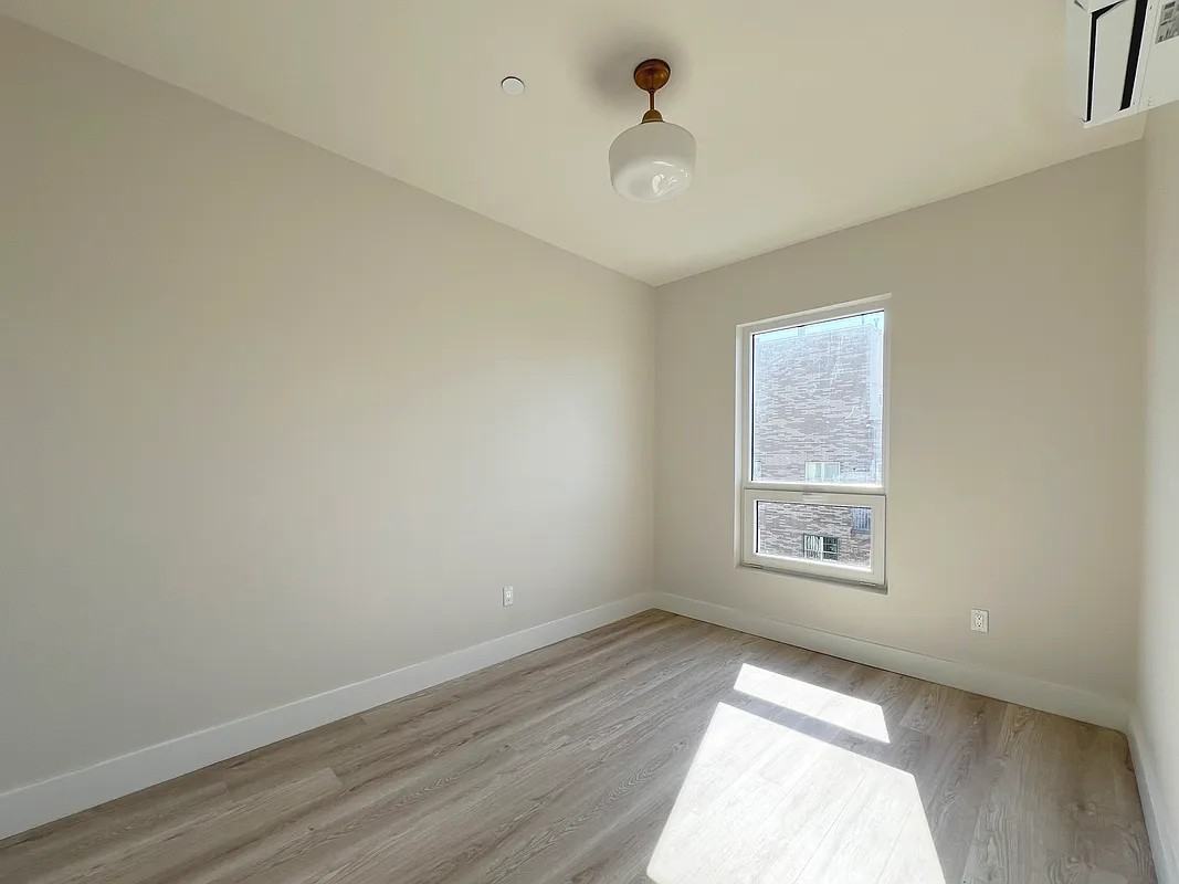 952 Bedford Ave - Photo 2 of 10