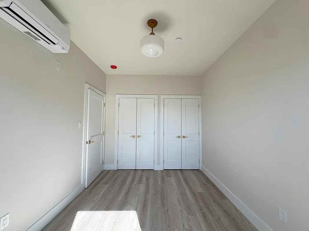 952 Bedford Ave - Photo 3 of 10