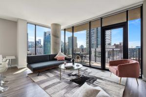 featured image of 823 N Clark St