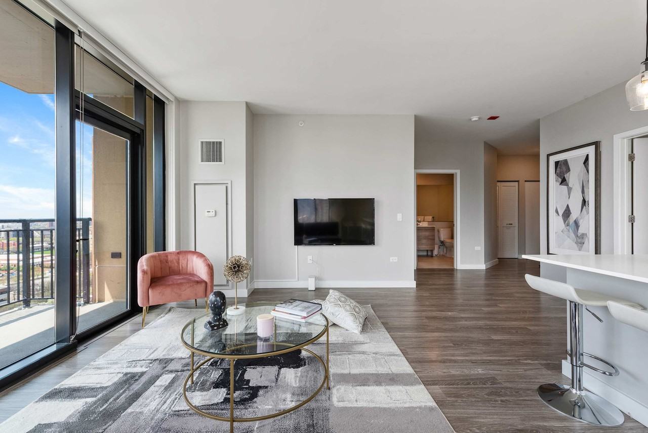 823 North Clark Street - Photo 6 of 48