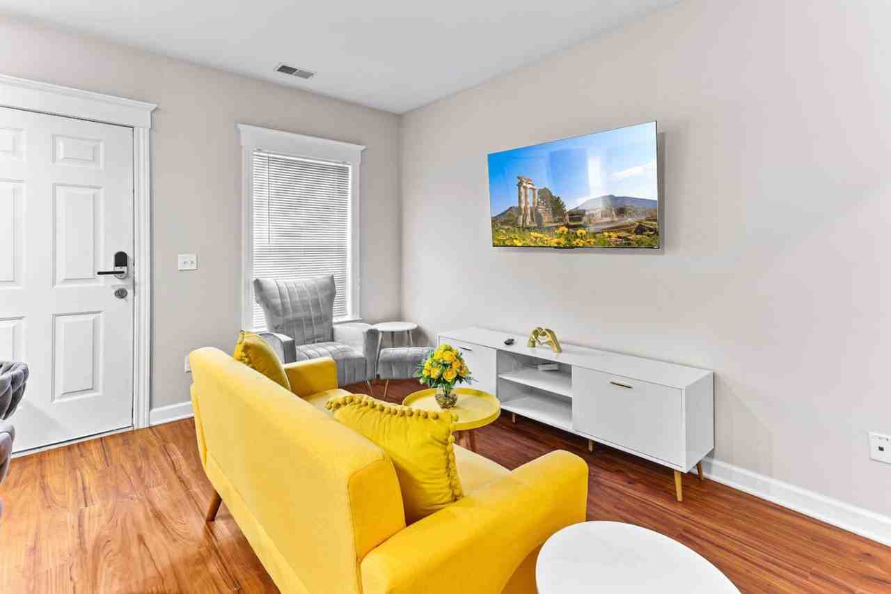 701 E Kirby St #1228637P - Photo 2 of 27