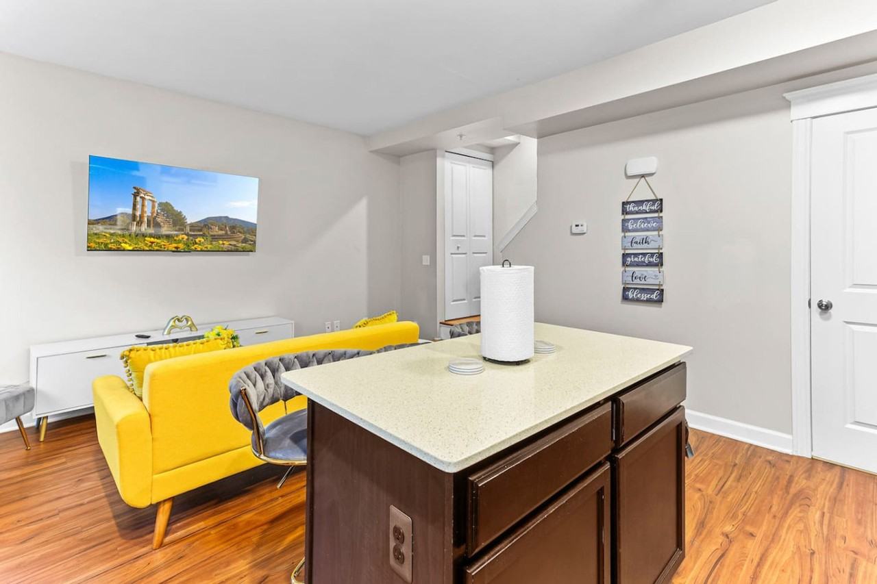 701 E Kirby St #1228637P - Photo 4 of 27