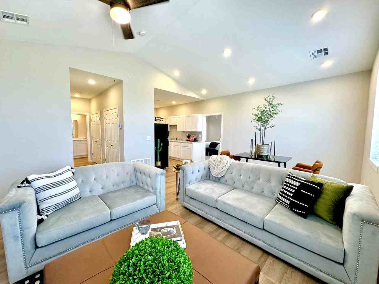 Sundance III - Photo 2 of 49