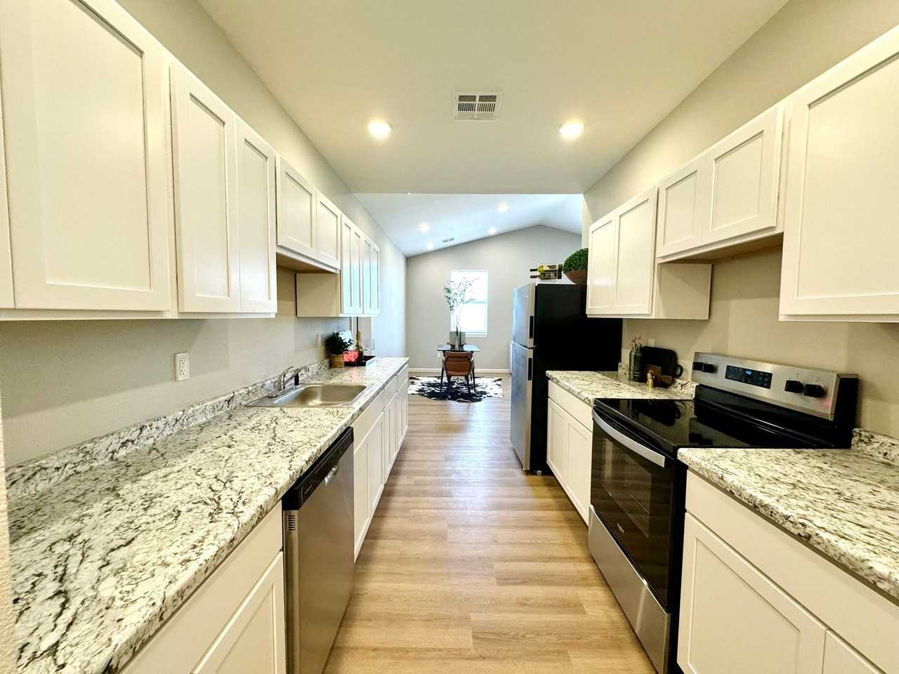 Sundance III - Photo 6 of 49