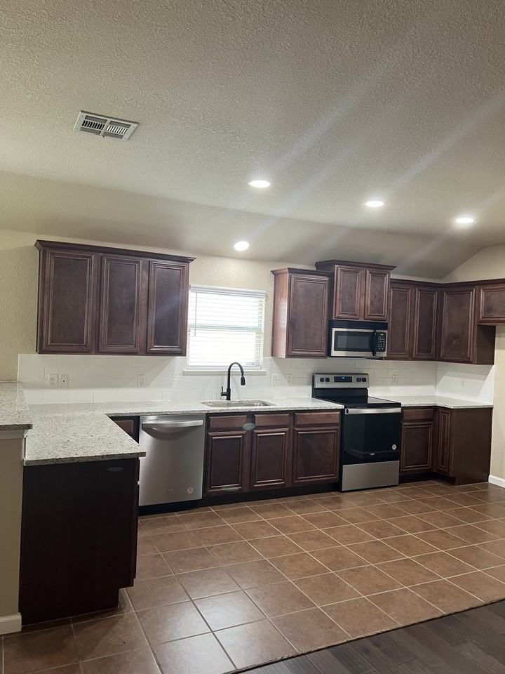 1501 Applegate Way #NA - Photo 4 of 20