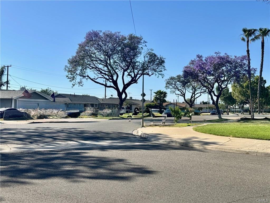 2708 E Lizbeth Ave - Photo 2 of 8