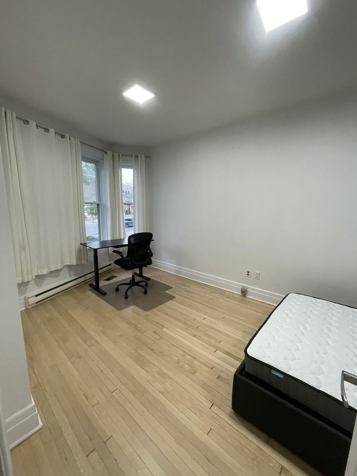 1871 Rue Sherbrooke Est - Photo 3 of 10