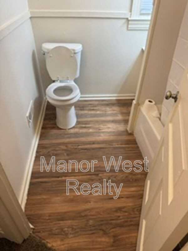 1559 W King St #2 - Photo 3 of 33