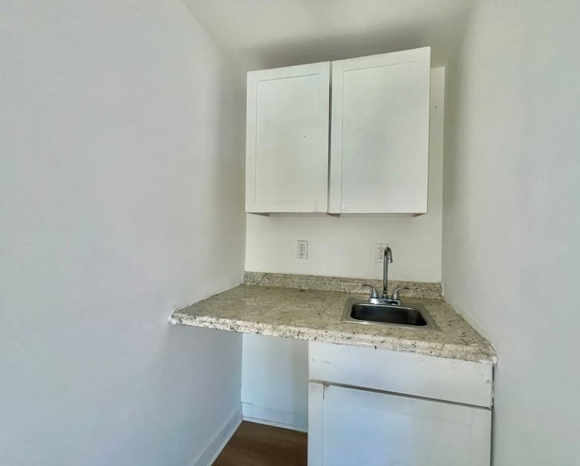 1103 Dunbar St - Photo 7 of 20