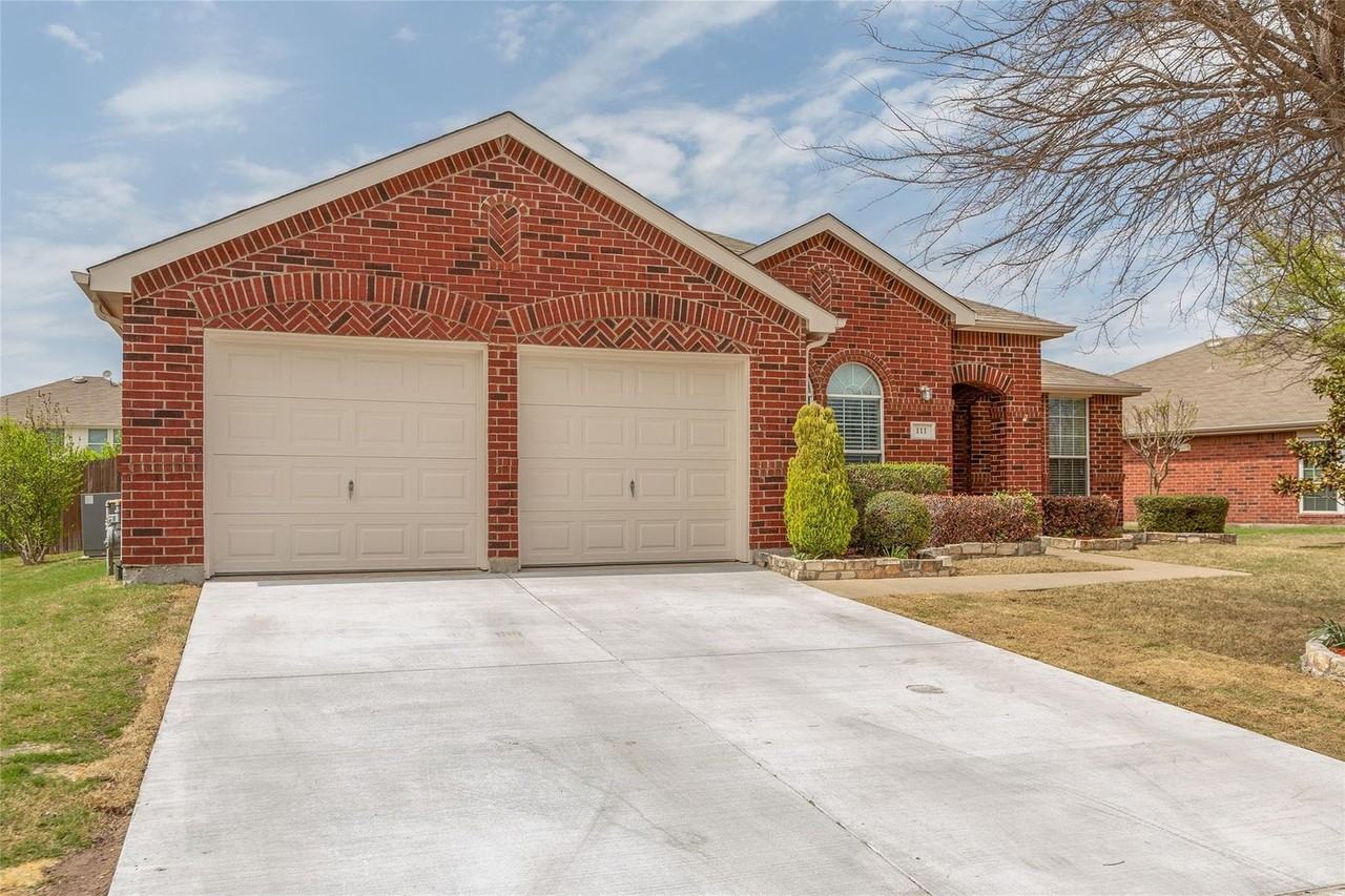 111 Wandering Dr - Photo 2 of 32