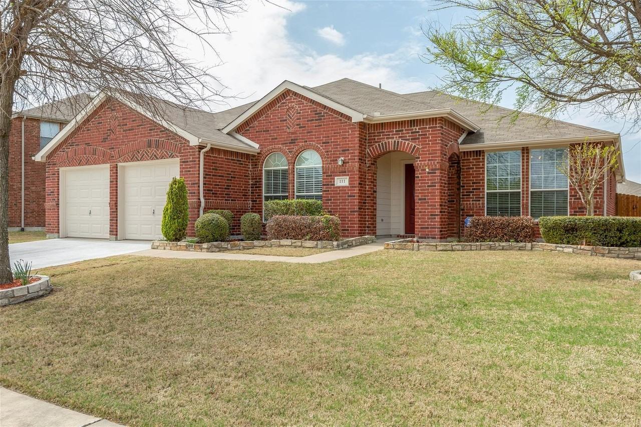 111 Wandering Dr - Photo 3 of 32