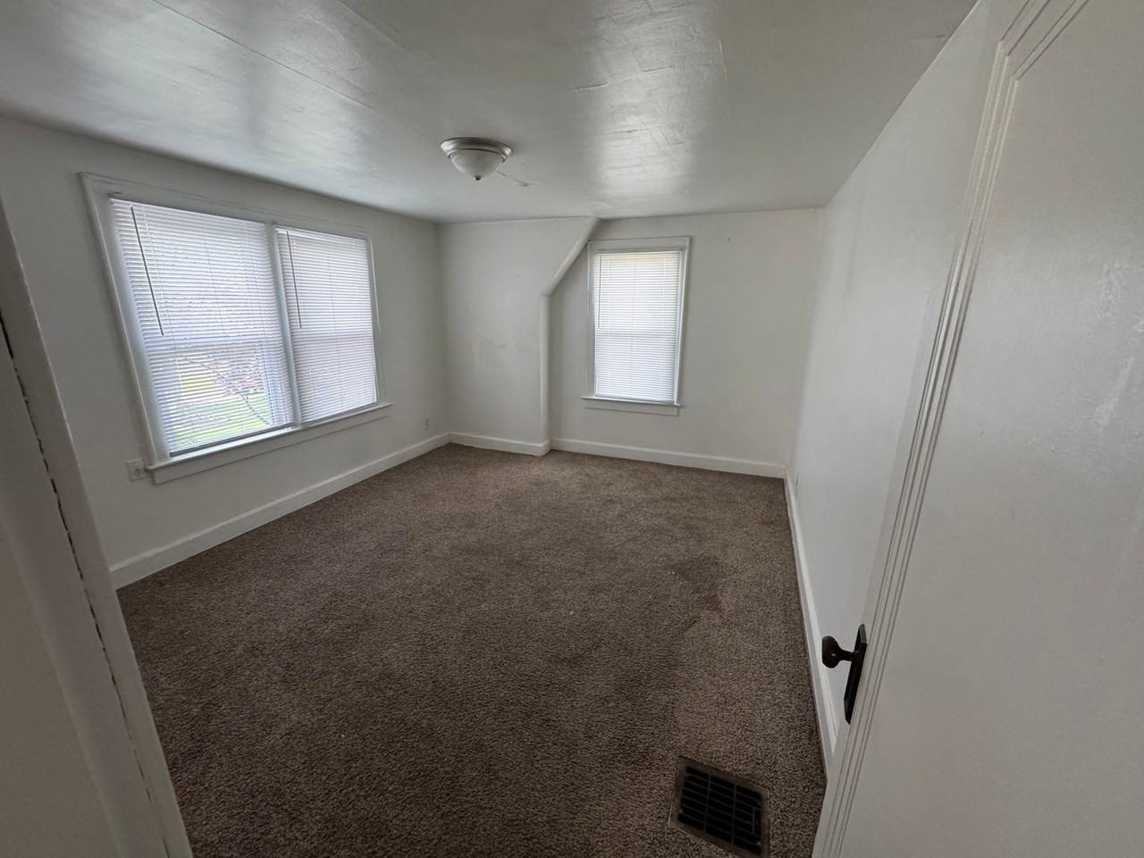 663 Eastmoor Blvd - Photo 3 of 10