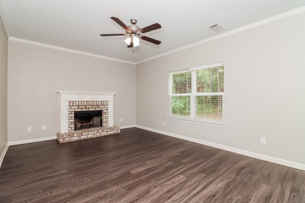 412 Fieldcrest Dr - Photo 4 of 17