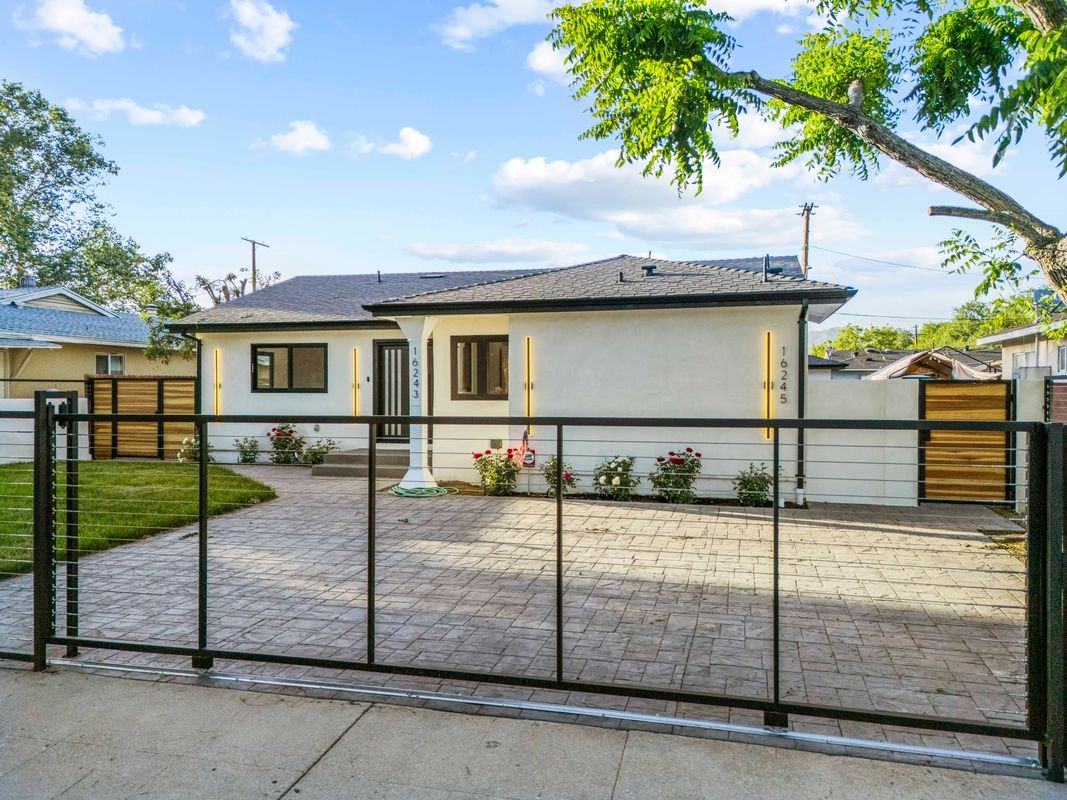 16243 Chatsworth St - Photo 3 of 44