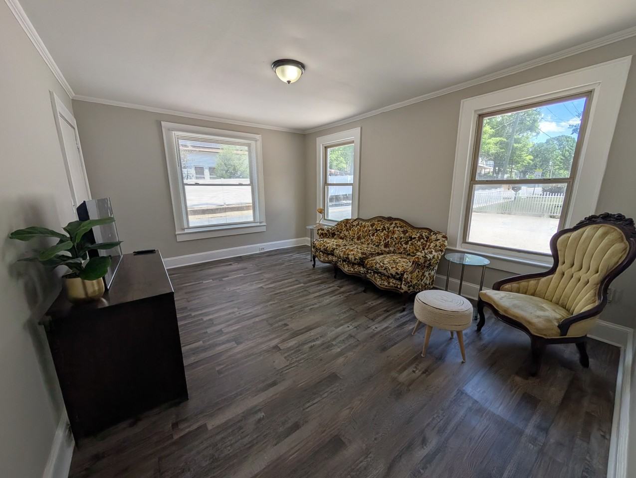 393 Kerr Street Northwest - Photo 5 of 16