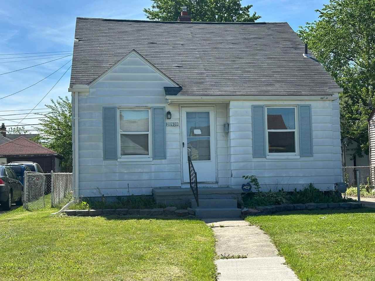 20939 Beechwood Ave - Photo 3 of 10