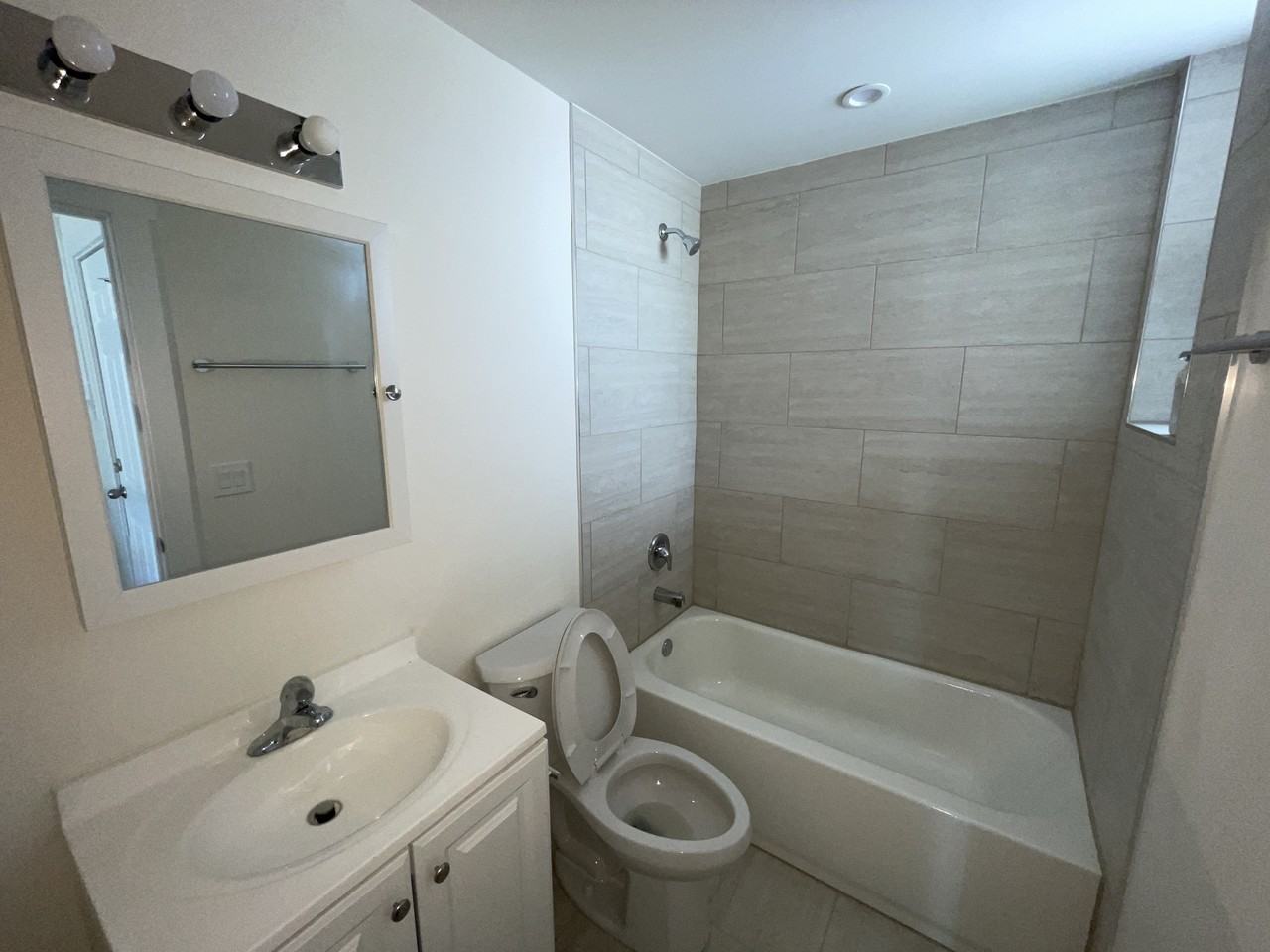 1544 W Highland Ave #2R - Photo 7 of 8