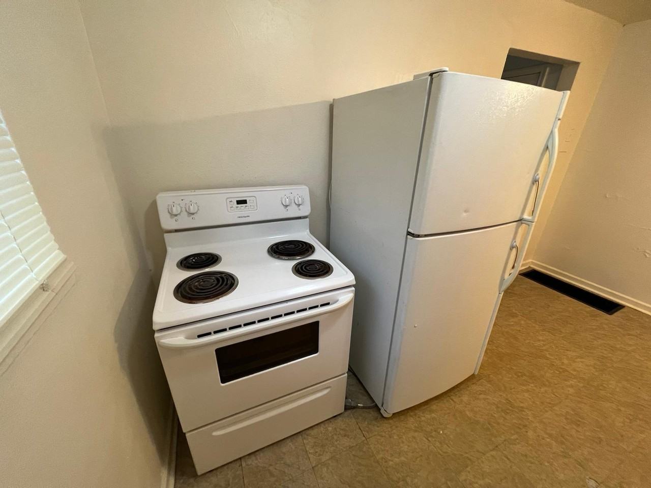 246 Basswood Ave #4 - Photo 5 of 7