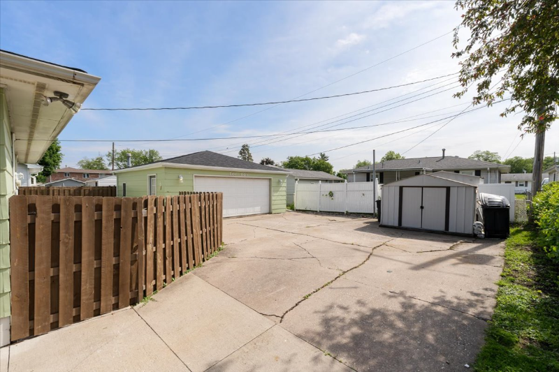 7907 8 1/2 St W - Photo 2 of 20