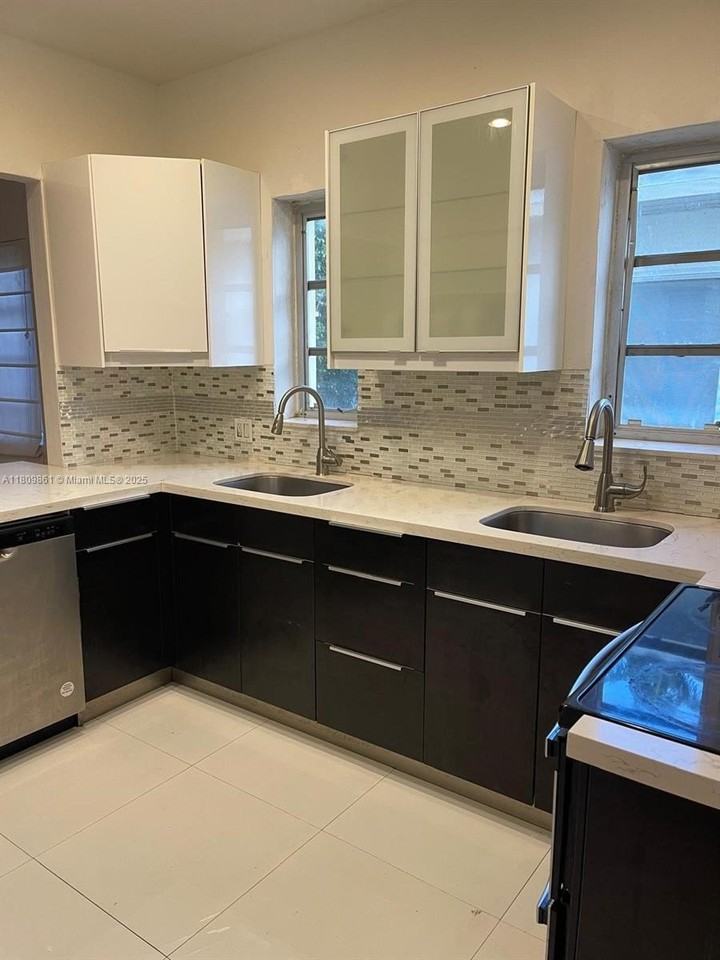 330 W 46th St #1 - Photo 2 of 3