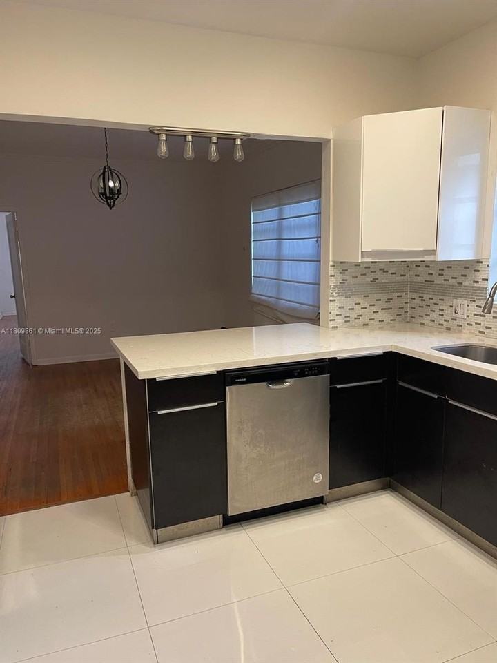 330 W 46th St #1 - Photo 3 of 3