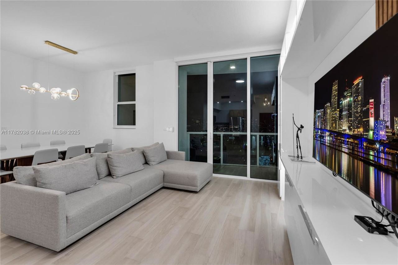 31 Se 5th St #4315 - Photo 2 of 8