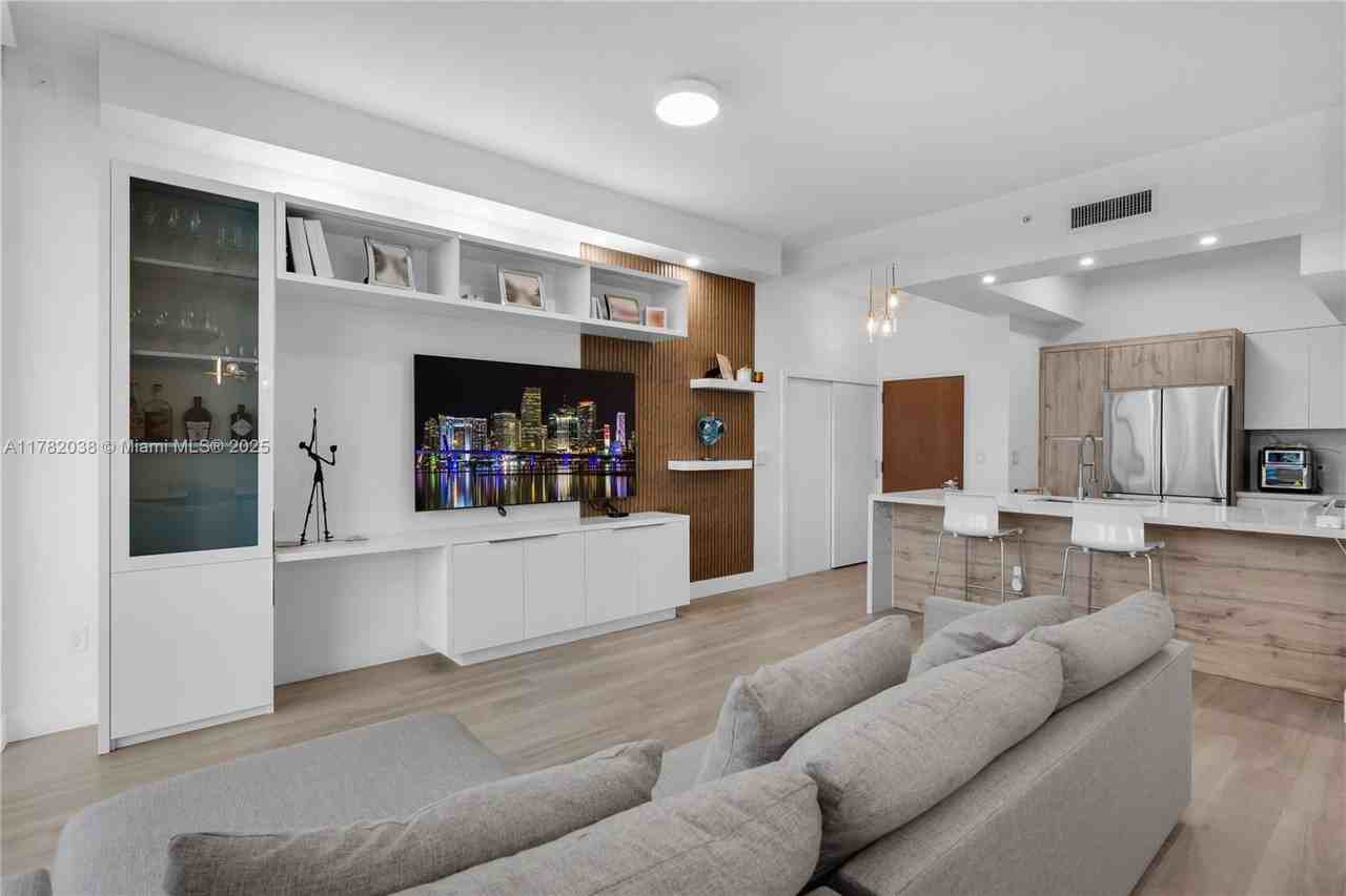 31 Se 5th St #4315 - Photo 3 of 8