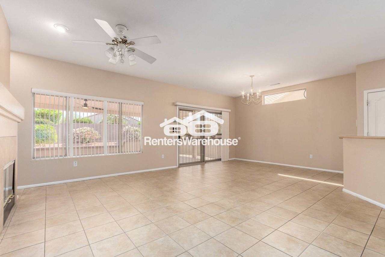 15813 W Bridgewater Way - Photo 2 of 22
