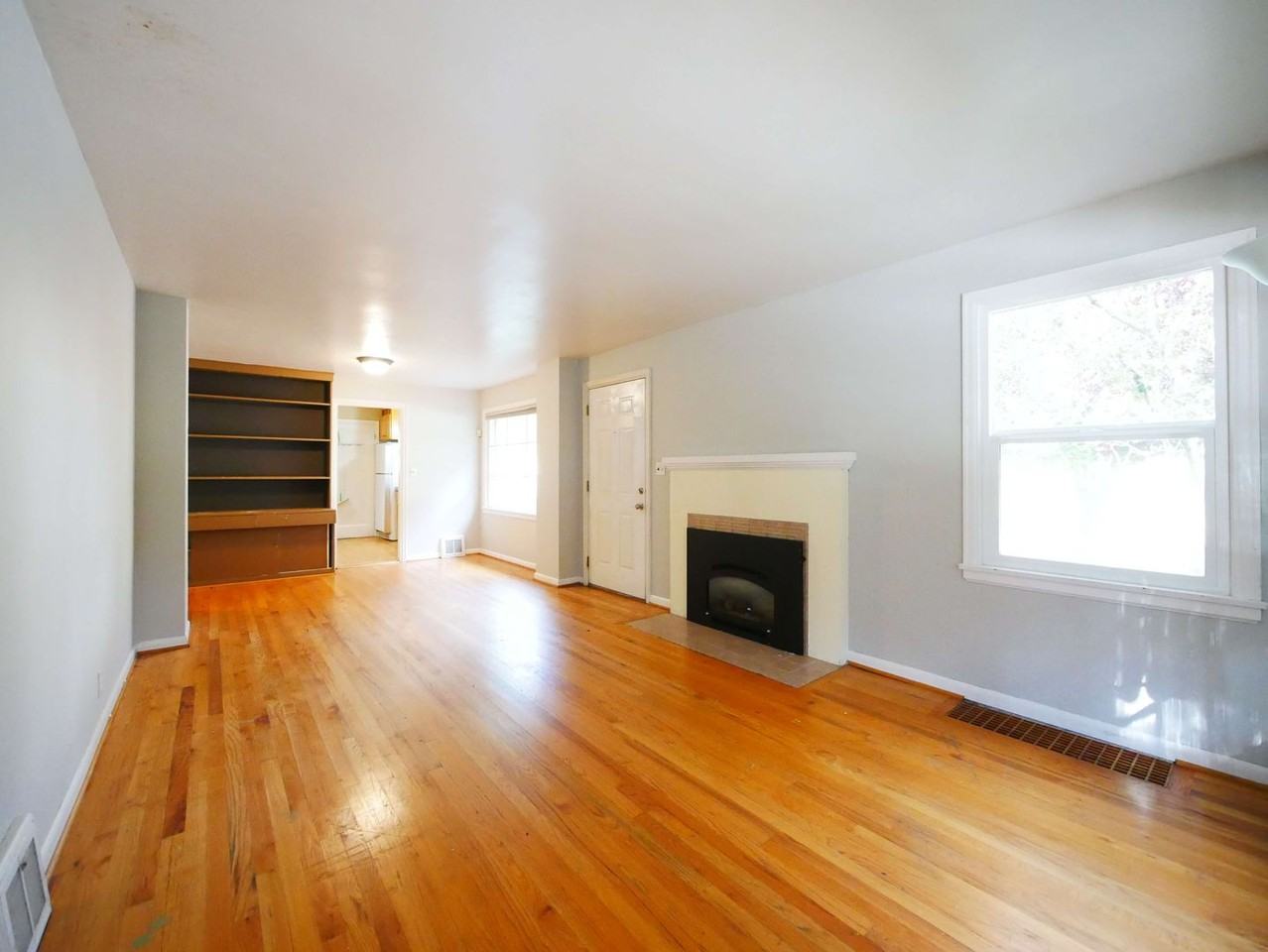 6203 40th Ave Ne - Photo 2 of 39