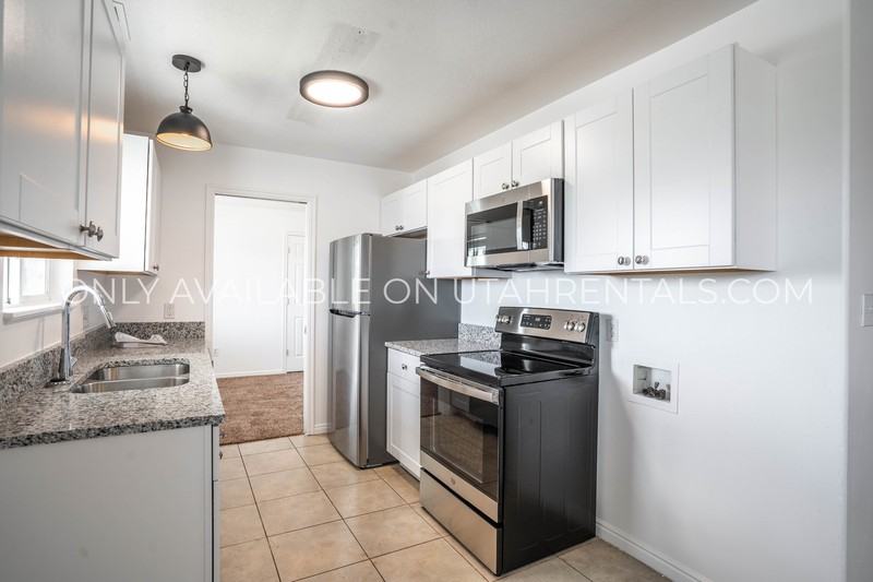 2045 S State St - Photo 5 of 22