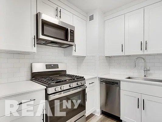 Waterside Plz #10-15J - Photo 3 of 15