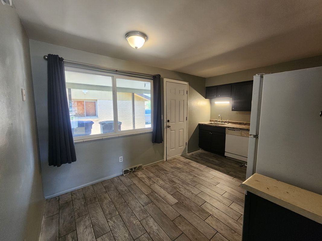 723 Fraser St - Photo 4 of 24