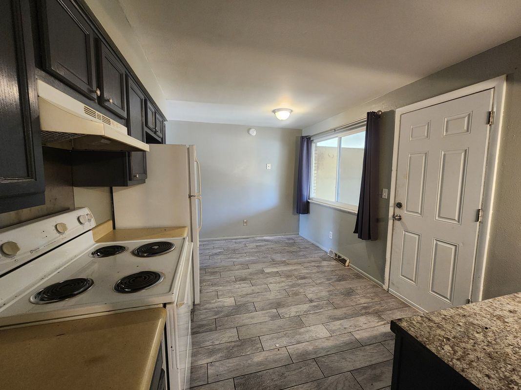 723 Fraser St - Photo 6 of 24