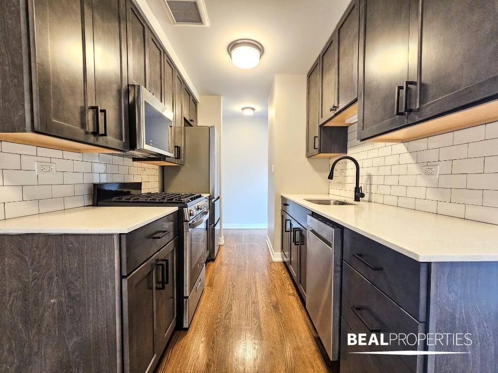 524 West Oakdale Avenue - Photo 2 of 6